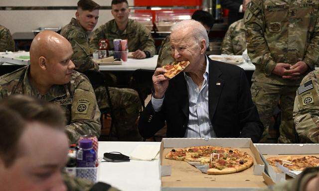Joe Biden gab beim Lokalaugenschein bei der 82. US-Luftlandedivision in Rzeszow in der polnischen Grenzregion zur Ukraine den jovialen Oberbefehlshaber. 