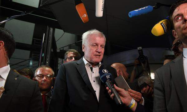 1. Juli: Die Frist ist ausgelaufen. Der Streit zwischen CDU und CSU tobt nach stundenlangen Sitzungen weiter. Am Montag, den 2.Juli, soll es um 17 Uhr zum letzten Spitzentreffen zwischen Seehofer und Merkel kommen. Sollte dort keine Einigung erzielt werden, werde er, sagte Seehofer, in den nächsten drei Tagen den Rücktritt als Parteichef und Innenminister vollziehen. 