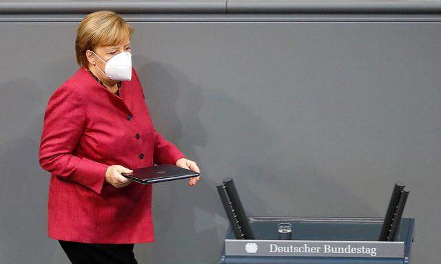 Angela Merkel hält eine Erklärung im Parlament ab.