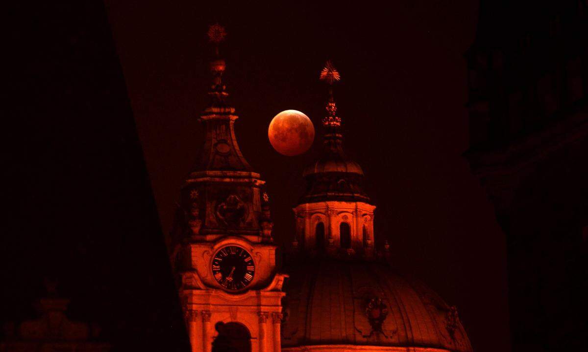 Und so gab es vor allem für Fotografen weltweit viele gute Motive zu sehen - sofern das Wetter mitspielte. Im Bild die Karlskirche in Prag.