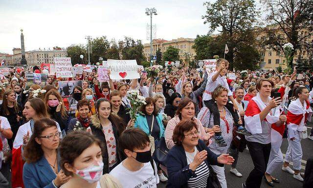 "Große Parade der weiblichen Friedenstruppen" in  Minsk