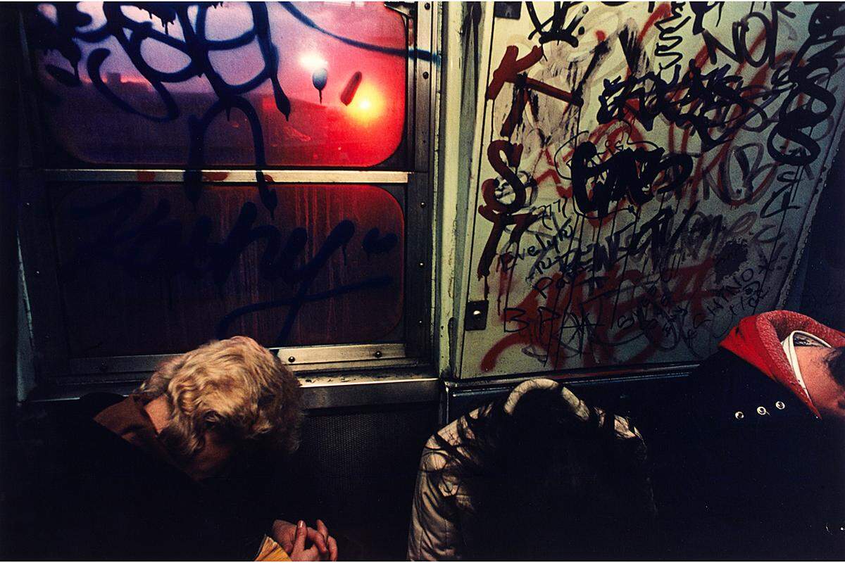 Als Streetphotographer wurde der Amerikaner Bruce Davidson bekannt. Seine erste Serie in Farbe widmete er der New Yorker U-Bahn Bruce Davidson: U-Bahn, New York City 1979