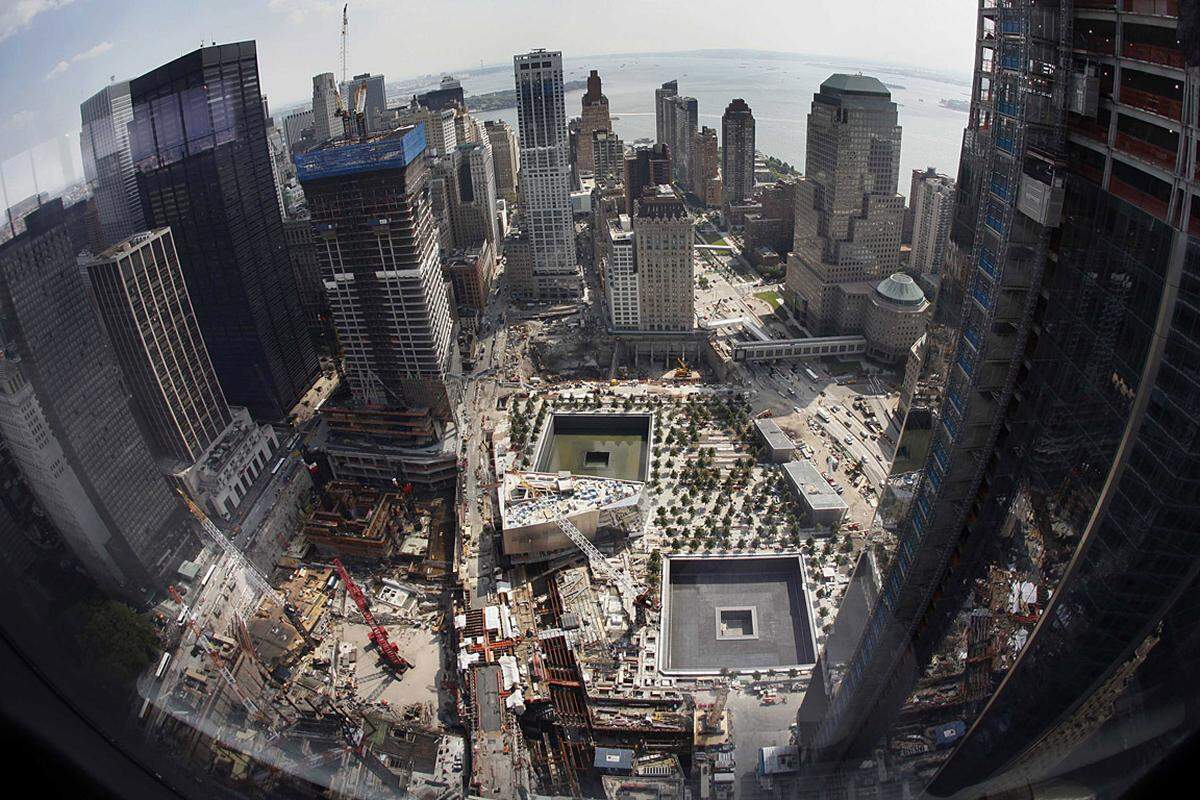 Vier Türme werden vom Immobilienentwickler Larry Silverstein, dem Pächter des eingestürzten World Trade Centers, auf Ground Zero errichtet. Mit einer Höhe von 1776 Fuß (541 Meter) wird One World Trade Center herausragen. Keine zufällige Zahl, man will damit an das Gründungsjahr der USA erinnern.