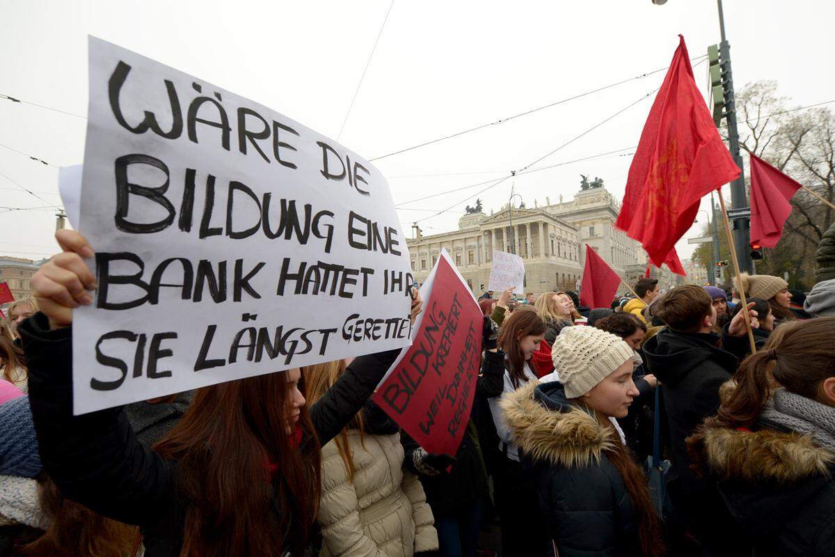 Außerdem will die AKS ein Streikrecht für Schüler. Derzeit müssen Schüler, die wegen einer Demonstration die Schule ausfallen lassen, damit rechnen, diese Zeit als unentschuldigte Fehlstunden angerechnet zu bekommen.