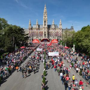 Archivbild: Der traditionelle Maiaufmarsch der SPÖ am Wiener Rathausplatz
