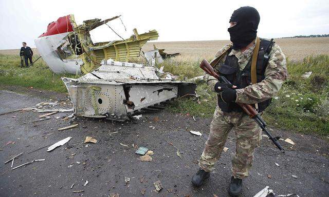 Nach dem Abschuss der MH17 im Juli 2014. Ein prorussischer Kämpfer bewacht ein Wrackteil.