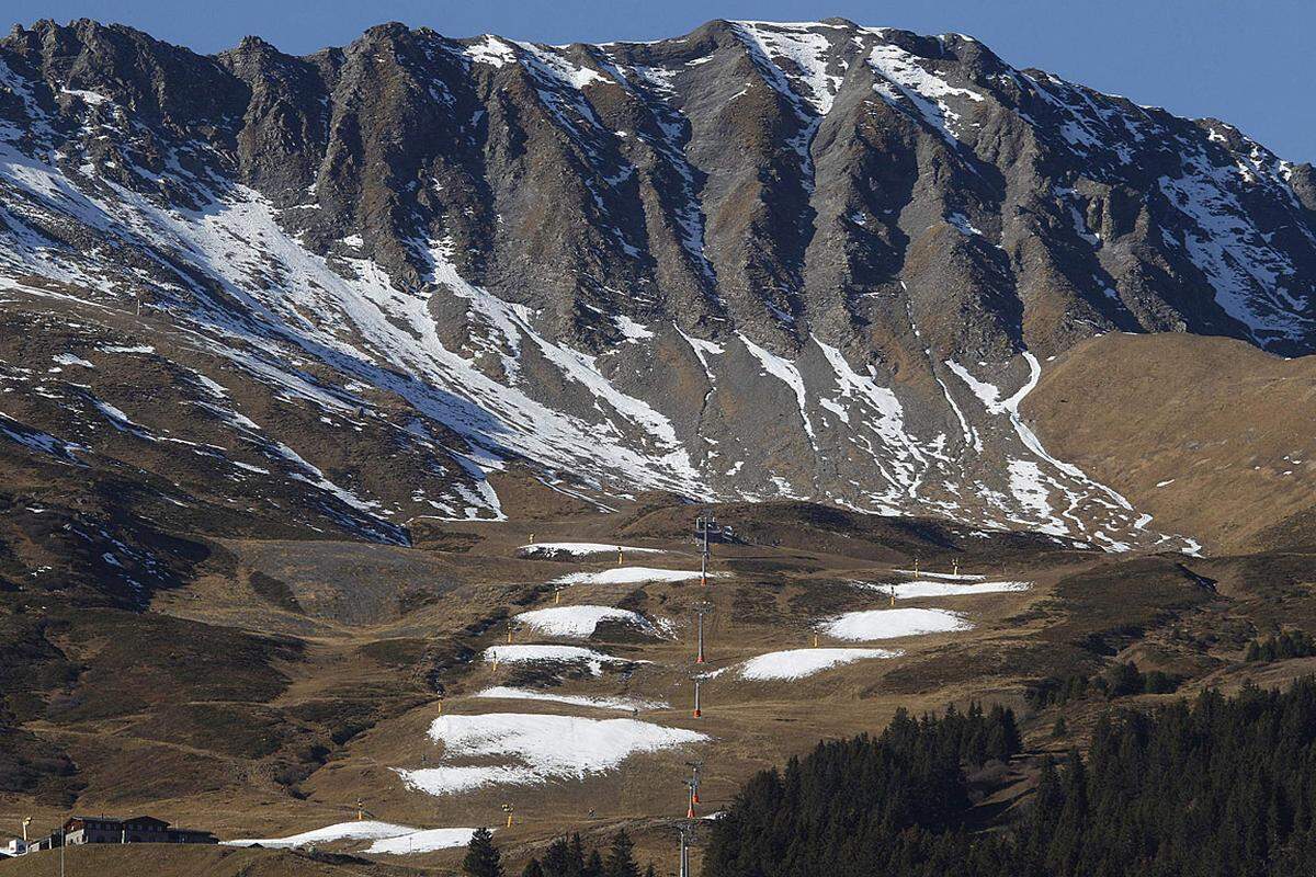 Die meisten Skigebiete in Österreich oder der Schweiz (im Bild Lenzerheide) warten aber immer noch auf Schneefall oder wenigstens auf kühlere Temperaturen zur künstlichen Beschneiung der Pisten.