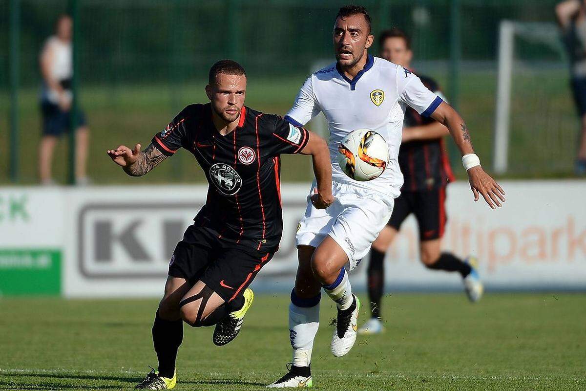 Die Partie gewann übrigens Eintracht Frankfurt mit 2:1 (0:1), Heinz Lindner spielte im Tor der Deutschen durch. Im Bild: Luc Castaignos (Eintracht Frankfurt), Tomas Bianchi (Leeds United)