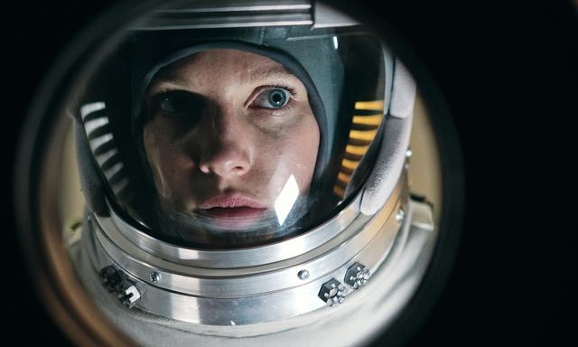 Eingekapselt im Weltall, während der blaue Planet zum Teufel geht: Julia Franz Richter im österreichischen Science-Fiction-Film „Rubikon“.