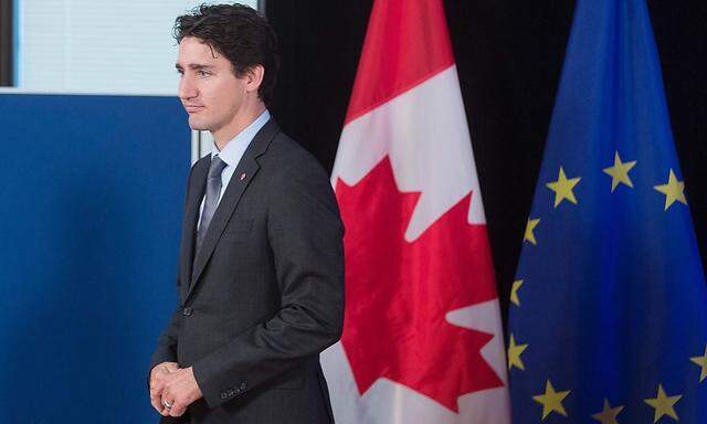 Justin Trudeau bei der Unterzeichung des Ceta-Vertrags.