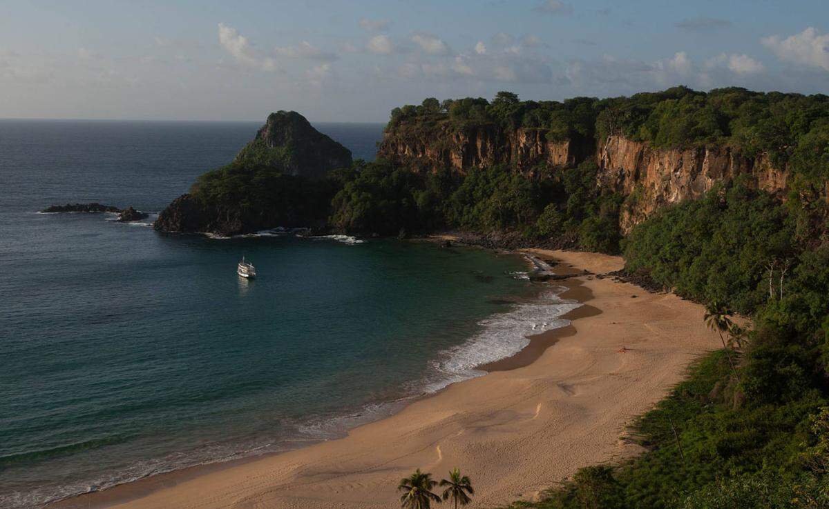 Das Reiseportal Tripadvisor  hat mit Hilfe von Userbewertungen die schönsten Strände der Welt eruiert. Der erste Platz geht an Brasilien aufgrund der spektakulären Aussicht von den Klippen und vom Strand.