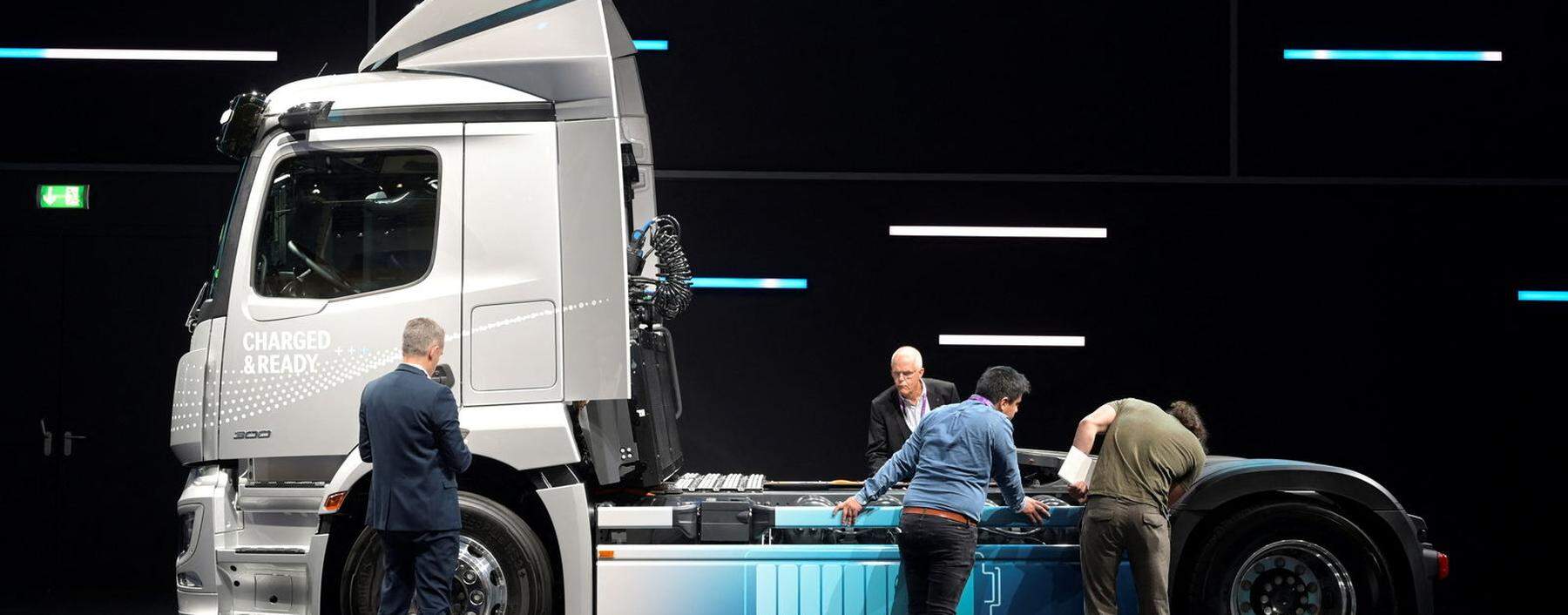 Inspiziert: vollelektrischer Actros des Lkw-Herstellers Daimler auf der IAA Transportation in Hannover im vergangenen September.