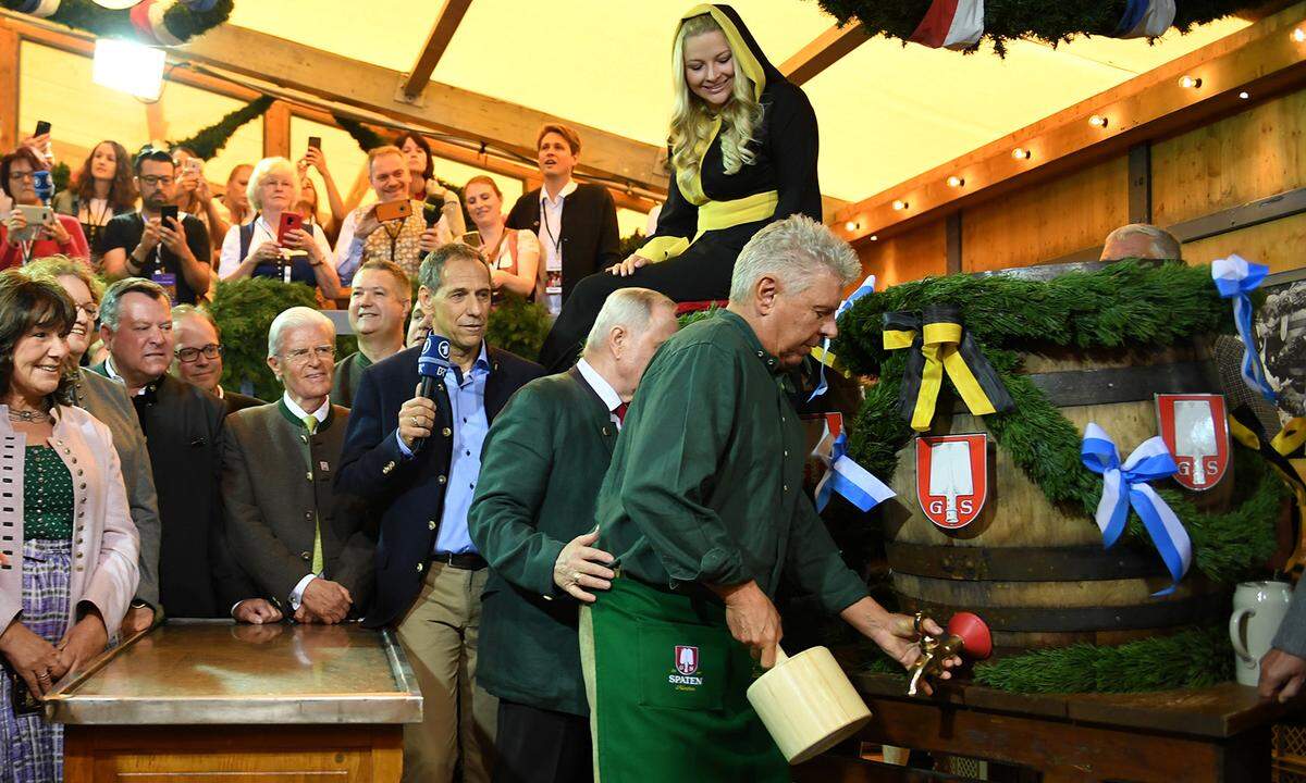 Aus Bayern ruft es wieder traditionell: Ozapft is! Mit zwei Schlägen hat der Münchner Oberbürgermeister Dieter Reiter am Samstag das erste Fass Bier angezapft und damit das 185. Oktoberfest eröffnet.