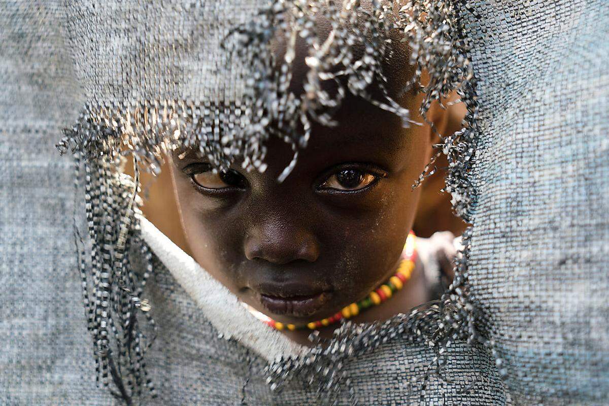 Auch Nyawich ist fünf Jahre alt. Sie wurde am 13. Juli 2011, nur vier Tage nach dem Unabhängigkeitstag des Südsudan, geboren. Dennoch kann sie sich wohl kaum an ihr Zuhause in Bentiu im Norden des Landes erinnern: Seit 2014 lebt sie mit ihrer Familie auf einem UN-Stützpunkt in der Nähe der Stadt. Ihr Haus wurde bei heftigen Kämpfen niedergebrannt.