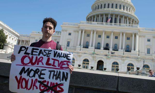 Wer an dem Protest teilnahm - wie dieser Schüler in Washington D.C. - muss mit Disziplinarmaßnahmen rechnen.