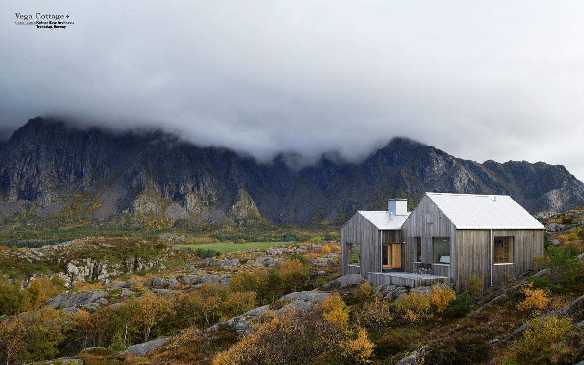 Nicht weit vom Polarkreis entfernt liegt das "Vega Cottage" in Trondelag (Norwegen). Die unspektakuläre Hütte passt sich perfekt an die Landschaft an und bietet einen tollen Panoramablick auf Felsen, Berge und Meer.(c) Kolman Boye Architects \ Gestalten