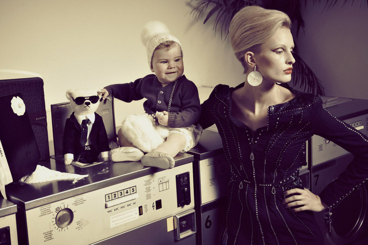 Kleid um 3780 Euro von Viktor & Rolf bei Amicis, Ohrringe um 60.396 Euro von Kornmesser; Kind: Mütze um 35 Euro von Regina by Angela Maffei, Strickjacke um 109 Euro von Marie Morenz, Umhängetasche um 99 Euro von Miss Blumarine bei Mercerline, Schuhe um 39 Euro von Baby Bloch, Karl-Lagerfeld-Teddy um 1000 Euro von Steiff.