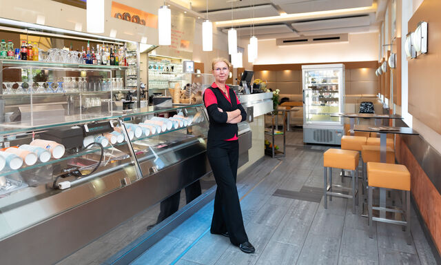 Stammgäste des Ottakringer Eissalons „Mauß“ bestellen ihre Lieblingssorten bei Margit Mauß vor.