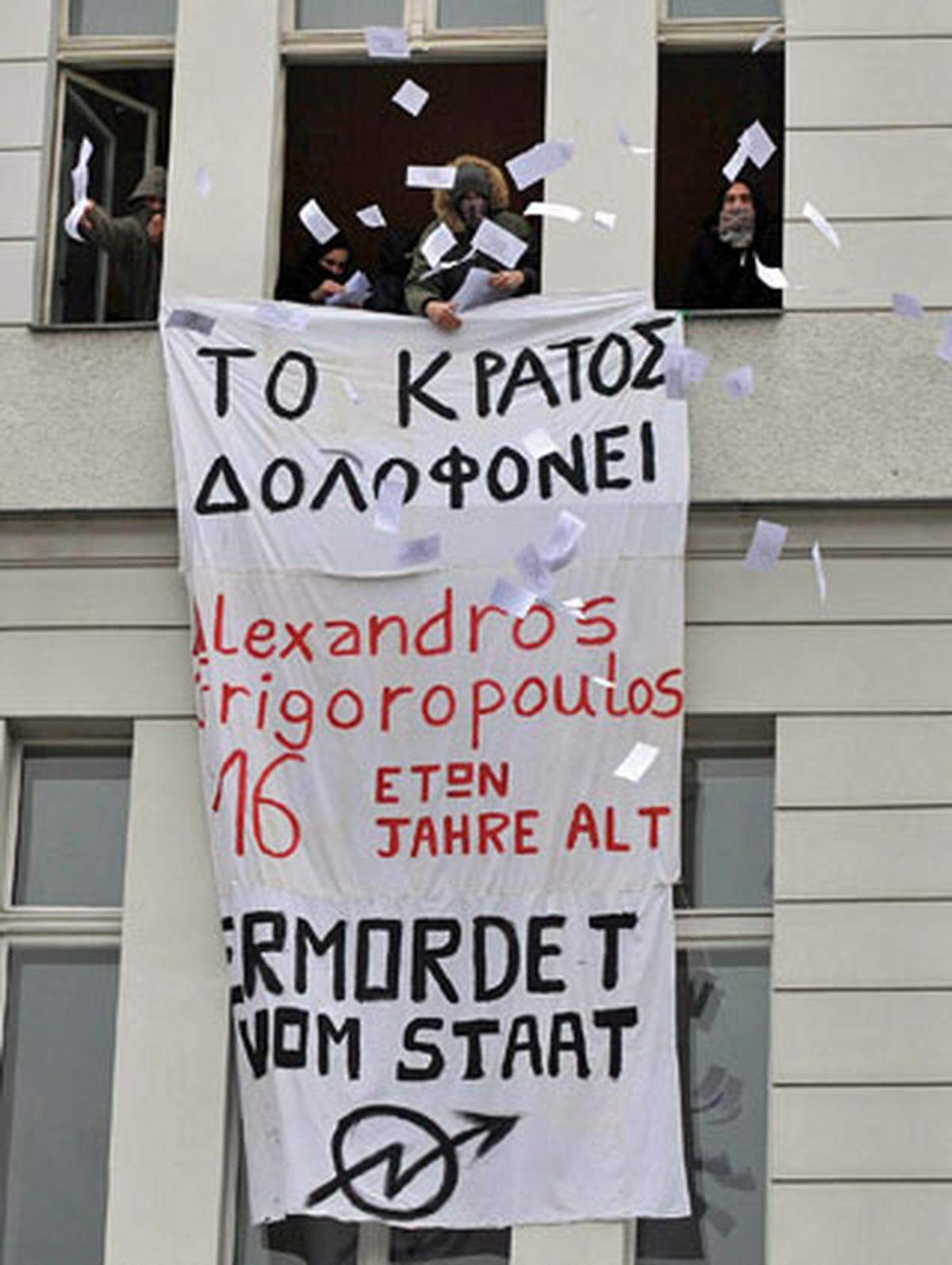Im Ausland stimmt man in den Protest ein. Linke Aktivisten tun ihre Meinung aus dem griechischen Konsulat in Berlin kund: Der 15-Jährige "ermordet vom Staat".