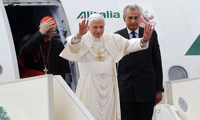 Der Papst bei seiner Ankunft am Flughafen von Beirut.