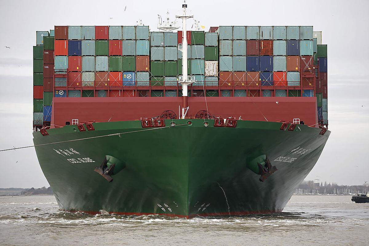 Das Containerschiff ist ein Frachter der Superlative: Die "CSCL Globe" ist knapp 400 Meter lang und 58,60 Meter breit. Sie kann 19.100 20-Fuß-ISO-Container (TEU) tragen.