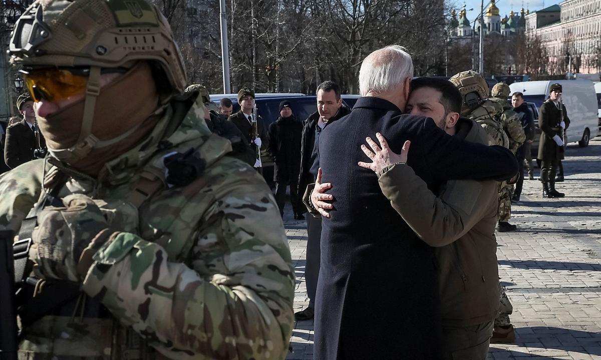 Biden und Selenskij: Eine Umarmung zu Beginn des Besuchs in Kiew.