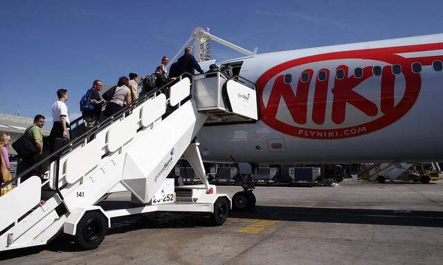 Reisende besteigen eine Passagiermaschine der Fluggesellschaft NIKI auf dem Flughafen von Palma de M