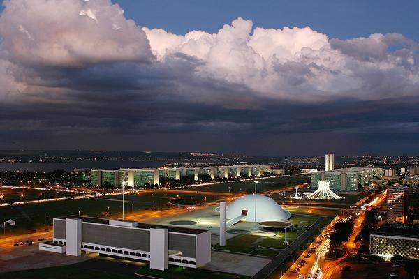 Ein Blick auf die Promenade von Brasilia, der Hauptstadt Brasiliens: Ab 1956 wurde die Planstadt aus dem Boden gestampft. Konzipiert wurde die "Utopie" von Niemeyer und dem sozialistischen Stadtplaner Lucio Costa. Der Star-Architekt gestaltete die Regierungsbauten.