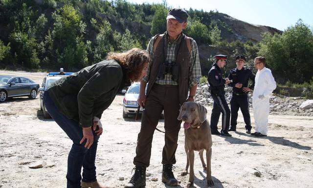 Bibi Fellner (Adele Neuhauser) versucht, einen wichtigen Zeugen zu befragen: Leider ist der Hund, der das Mordopfer gefunden hat, wenig gesprächsbereit.