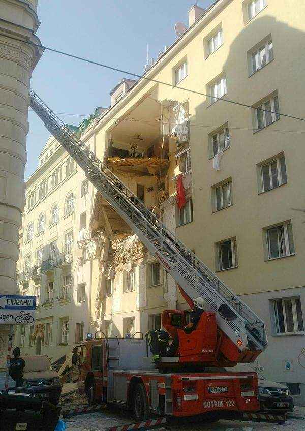 Am Mittwoch kurz nach 16.30 Uhr hatte es plötzlich gekracht. In Wien-Wieden kam es zu einer Gasexplosion, die ein riesiges Loch in die Fassade riss - und mindestens ein Todesopfer forderte.