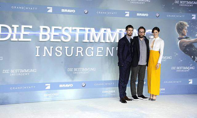 Theo James Robert Schwentke und Shailene Woodley bei der Filmpremiere des Kinofilms Die Bestimmung