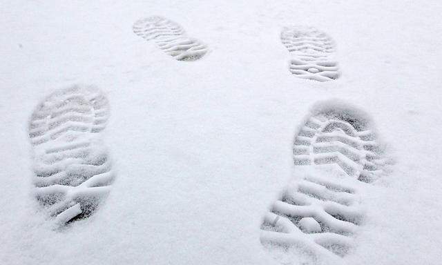 140121 WASHINGTON D C Jan 21 2014 Xinhua Footprints are seen on a snow covered street
