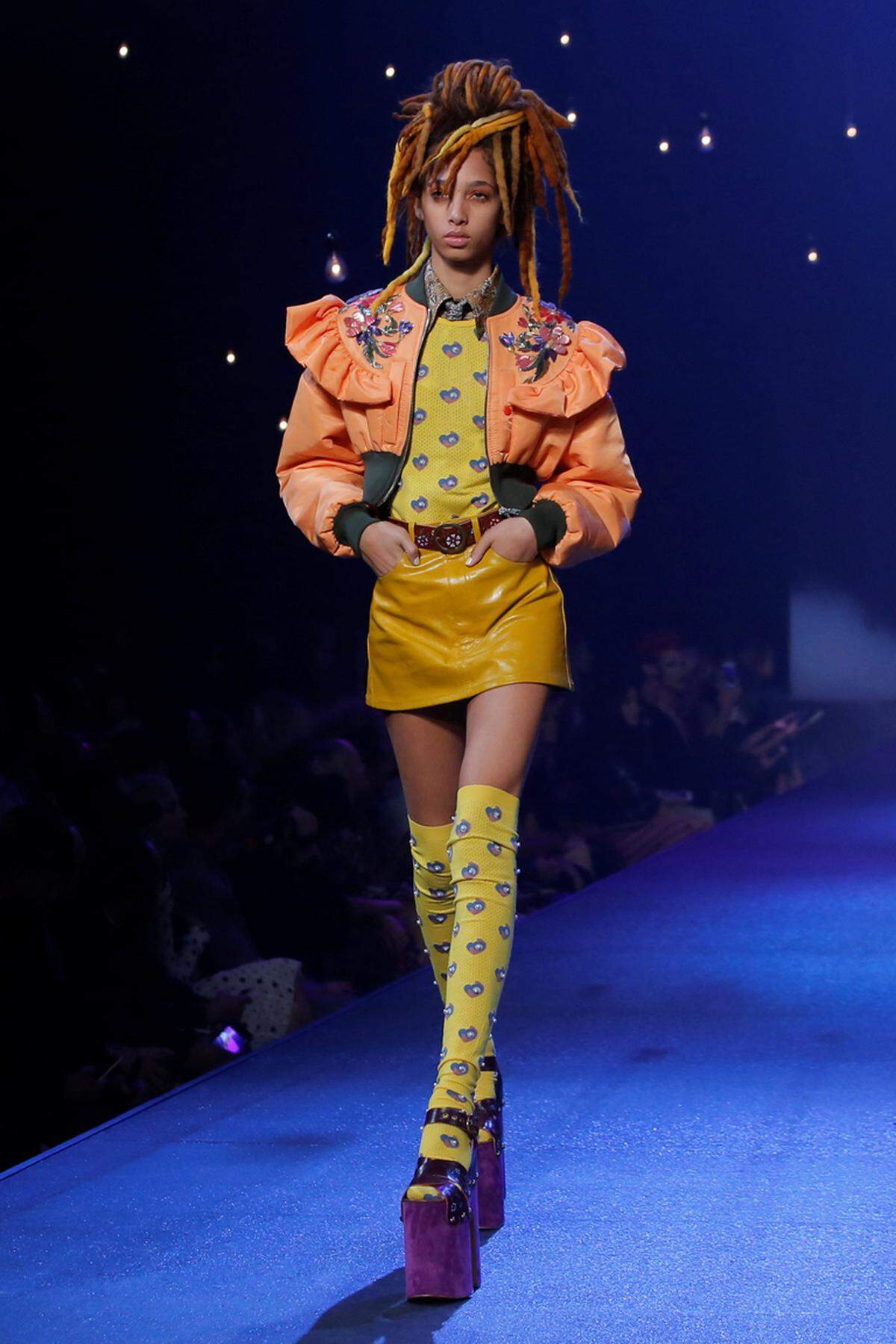 Das Finale der New Yorker Modewoche bestritt Marc Jacobs mit einem Rave. Bunte Dreadlocks rundeten die farbenfrohen Looks und Plateauschuhe ab.