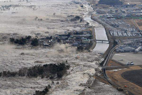 "Ich habe so etwas noch nie gesehen", sagt Ken Hoshi, ein örtlicher Regierungsbeamter in der Hafenstadt Ishinomaki in der besonders schwer getroffenen Präfektur Miyagi. "Das Wasser kam bis zur Bahnstation." Diese liege Hunderte Meter von der Küste entfernt, berichtet der 41-Jährige.