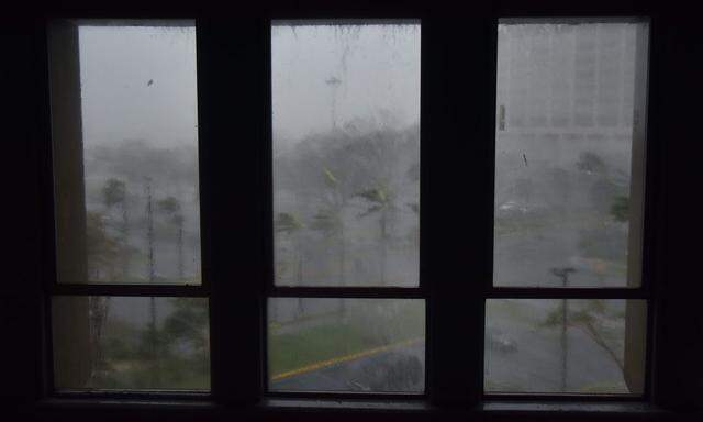 Trüber Ausblick aus den Fenstern in San José auf Puerto Rico.
