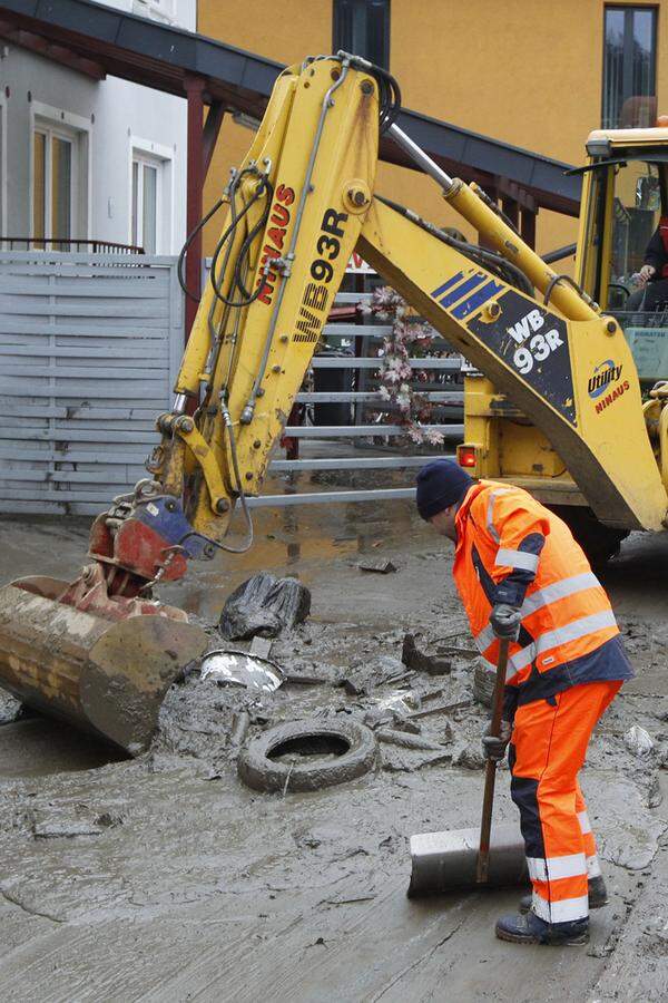 Das Jahrhunderthochwasser in der Kärntner Gemeinde Lavamünd hat schwere Schäden an der Infrastruktur angerichtet. Ein Katastrophenzug mit 62 Feuerwehrleuten und Gerät ist den Lavamündern zu Hilfe gekommen, außerdem sind nach wie vor Einsatzkräfte aus Lavamünd und den umliegenden Gemeinden am Werk. Mehr ... Weiter: Bilder von den Aufräumarbeiten in Lavamünd.