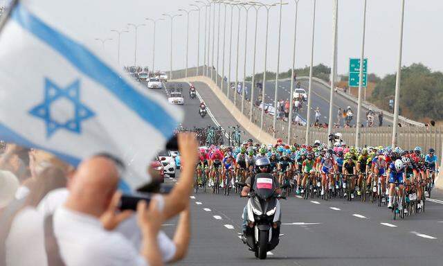 Radbegeisterung auf der Landstraße, der Giro d'Italia rollt durch Israel. Hier bahnt sich das Peloton den Weg von Haifa nach Tel Aviv