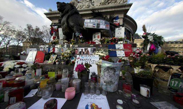Solidarität mit den Opfern von Brüssel: Kerzen, Blumen und selbst gemalte Plakate auf dem Place de la République in Paris.
