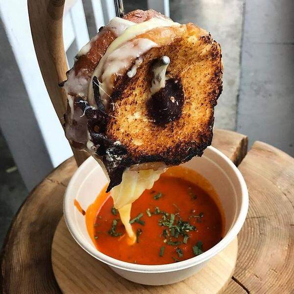 Sicher nicht sehr heilsam ist dieser neue Trend. Die Tomatensuppe wird zur Beilage, wenn ein Kalorien-Prachtstück wie dieser Grilled Cheese Donut dazu gereicht wird. Serviert wird das mit Mozzarella gefüllte Gebäck in New York City - auf einem Haken baumelnd.