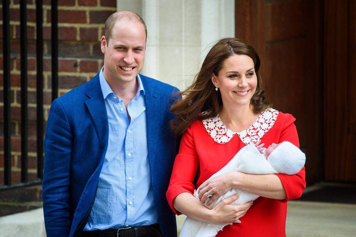 Das Warten hat ein Ende: Nur wenige Stunden nach der Geburt des Royal Baby Nummer drei zeigte sich Herzogin Catherine samt Sohnemann den Fotografen. Für diesen Auftritt wählte sie ein rotes Kleid mit Bubikragen von Jenny Packham. Ein Wink an ihre verstorbene Schwiegermutter Prinzessin Diana.