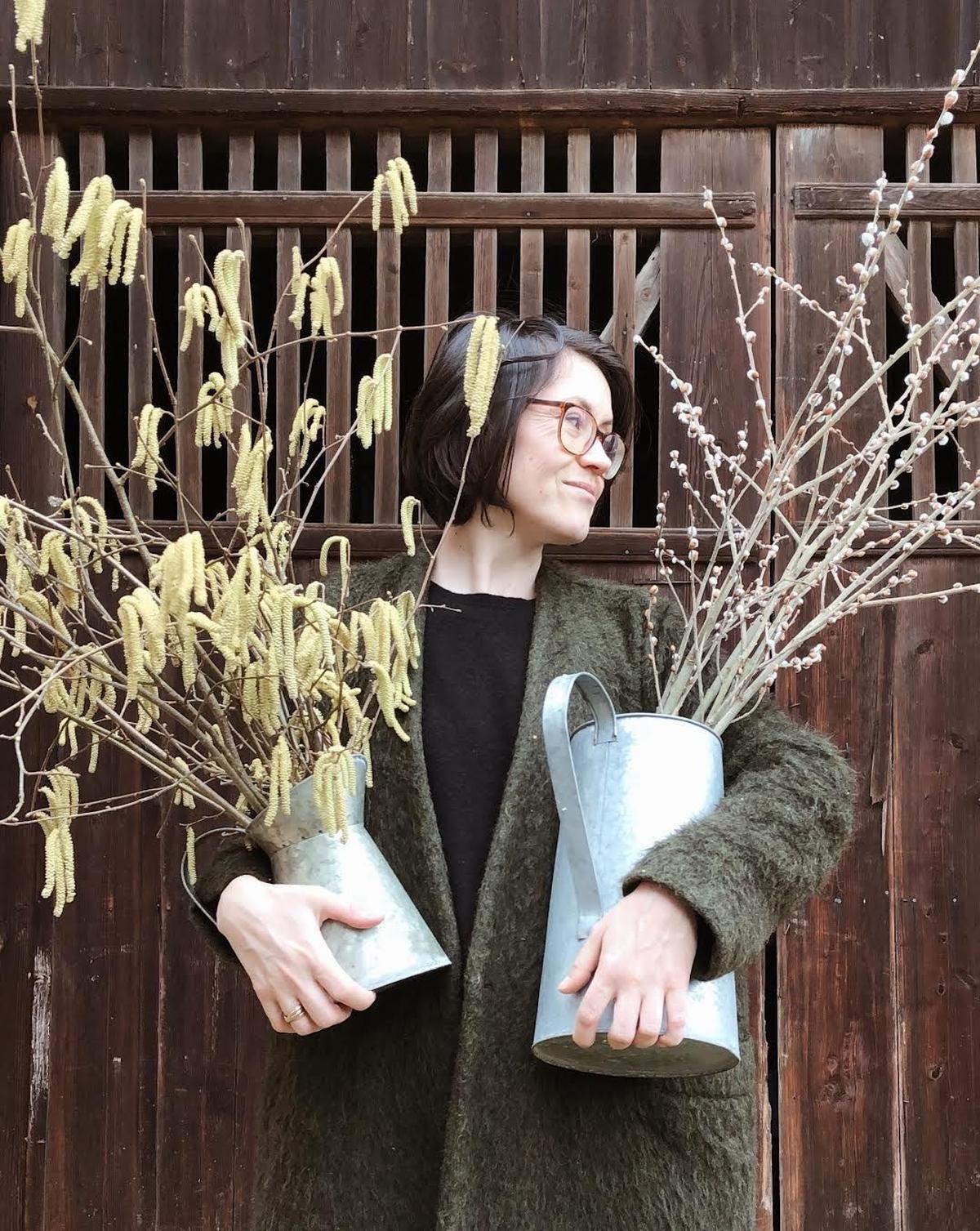 Alexandra Krischmanitsch mit Gesteck-Zweigen im Garten.