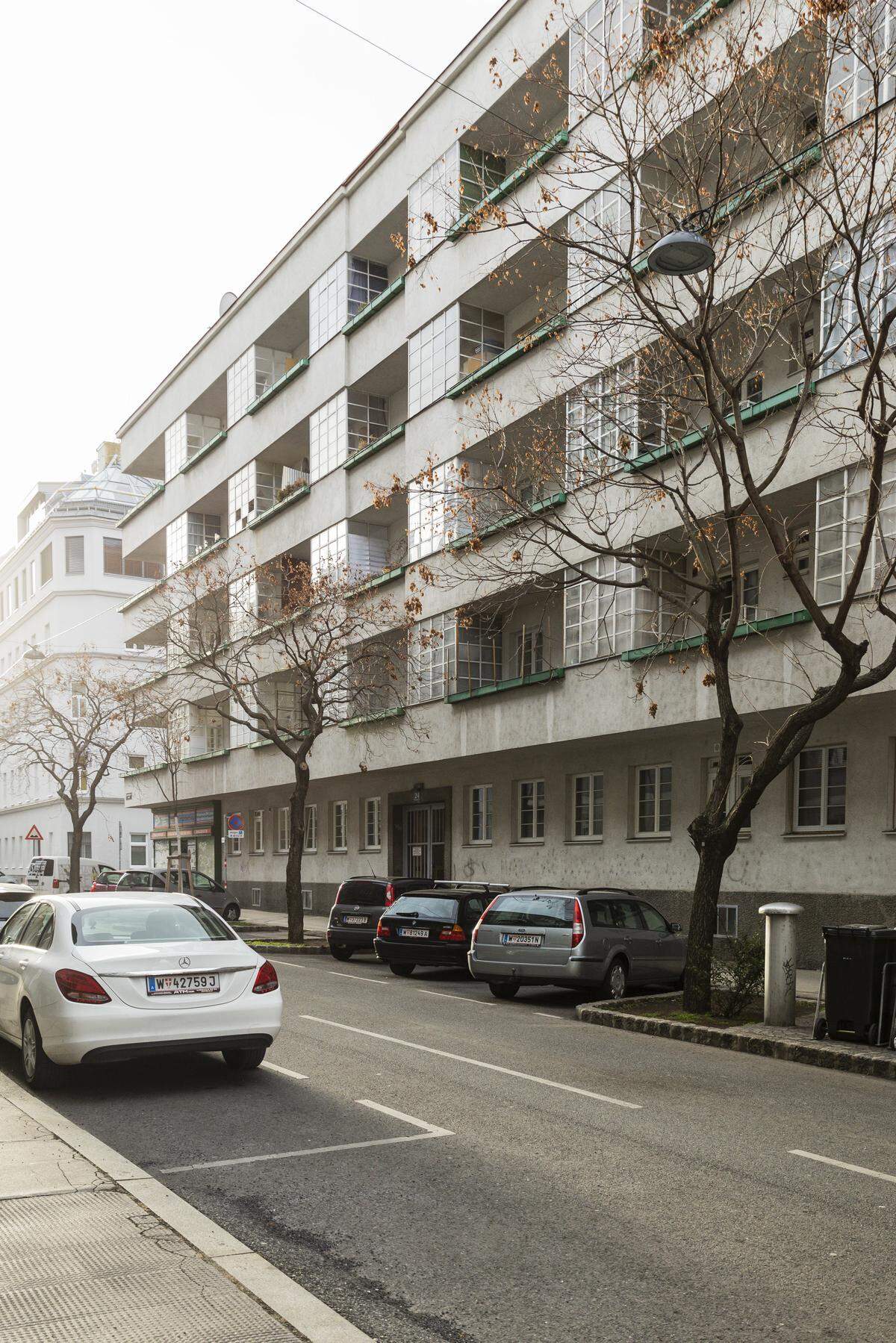 Platzers Lieblingsgemeindebau in der Brandmayergasse: Der 1928 erbaute Eckbau von Fritz Judtmann und Egon Riss steht heute unter Denkmalschutz. Von architektonischer Bedeutung sind die beiden halbrunden Stiegenhäuser im Trakt Diehlgasse sowie die über das Eck geführten Balkonbrüstungen an den Hauptfronten Richtung Straße.