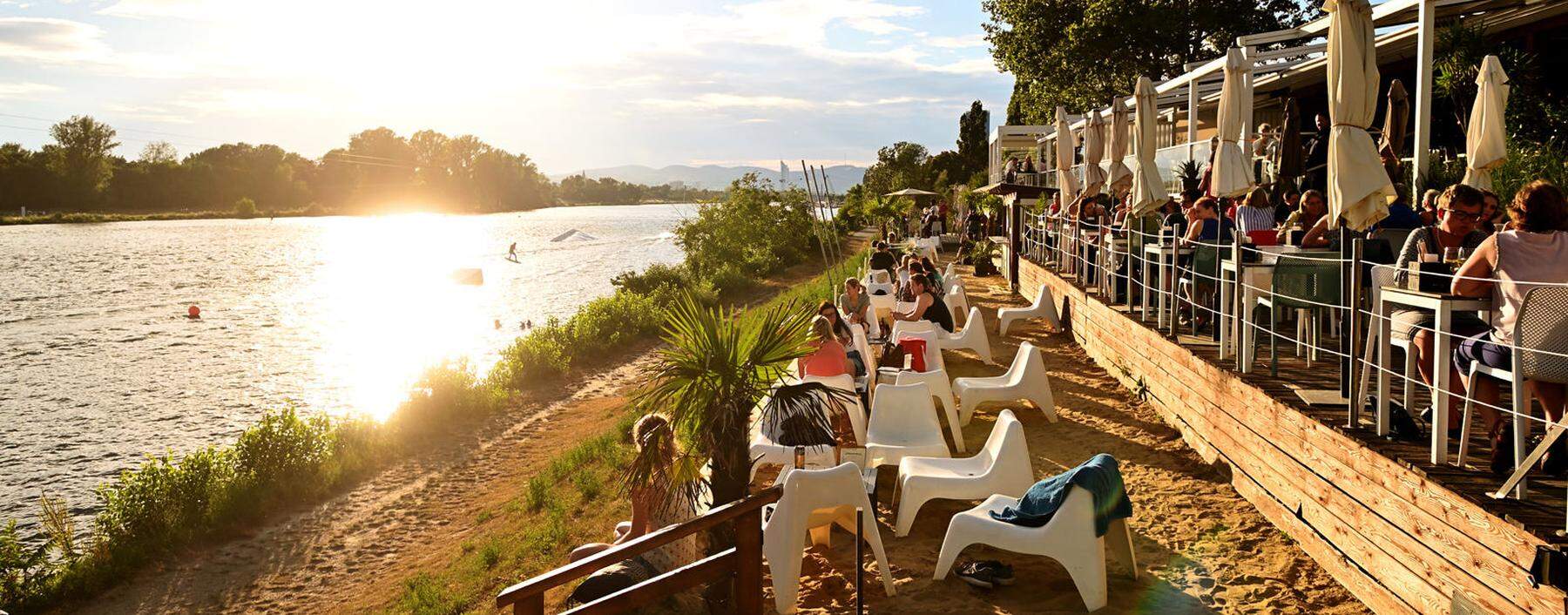 Die Wakeboarder beobachten – und ein Fernblick Richtung Leopoldsberg: die Wakeup-Beachbar an der Neuen Donau.