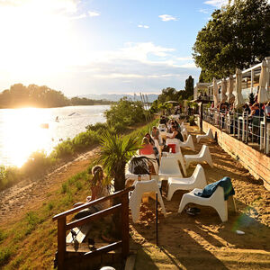 Die Wakeboarder beobachten – und ein Fernblick Richtung Leopoldsberg: die Wakeup-Beachbar an der Neuen Donau.