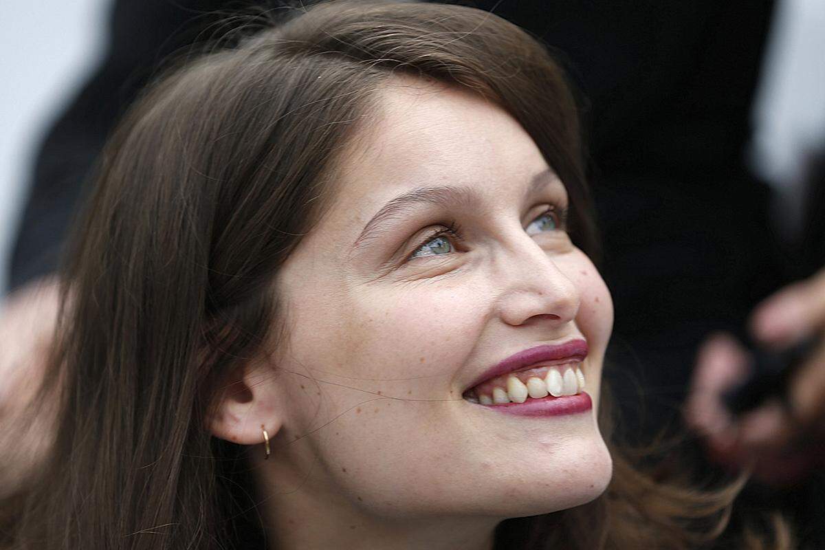 Die Ökochic-Schau des Modezaren hat wohl auch Laetitia Casta gefallen.