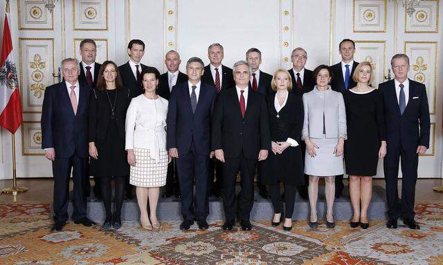 Da waren sie noch hoffnungsvoll: Am 16. Dezember 2013 wurde die Regierung Faymann II angelobt. Von den damals 16 Mitgliedern sind heute nur noch fünf dabei.