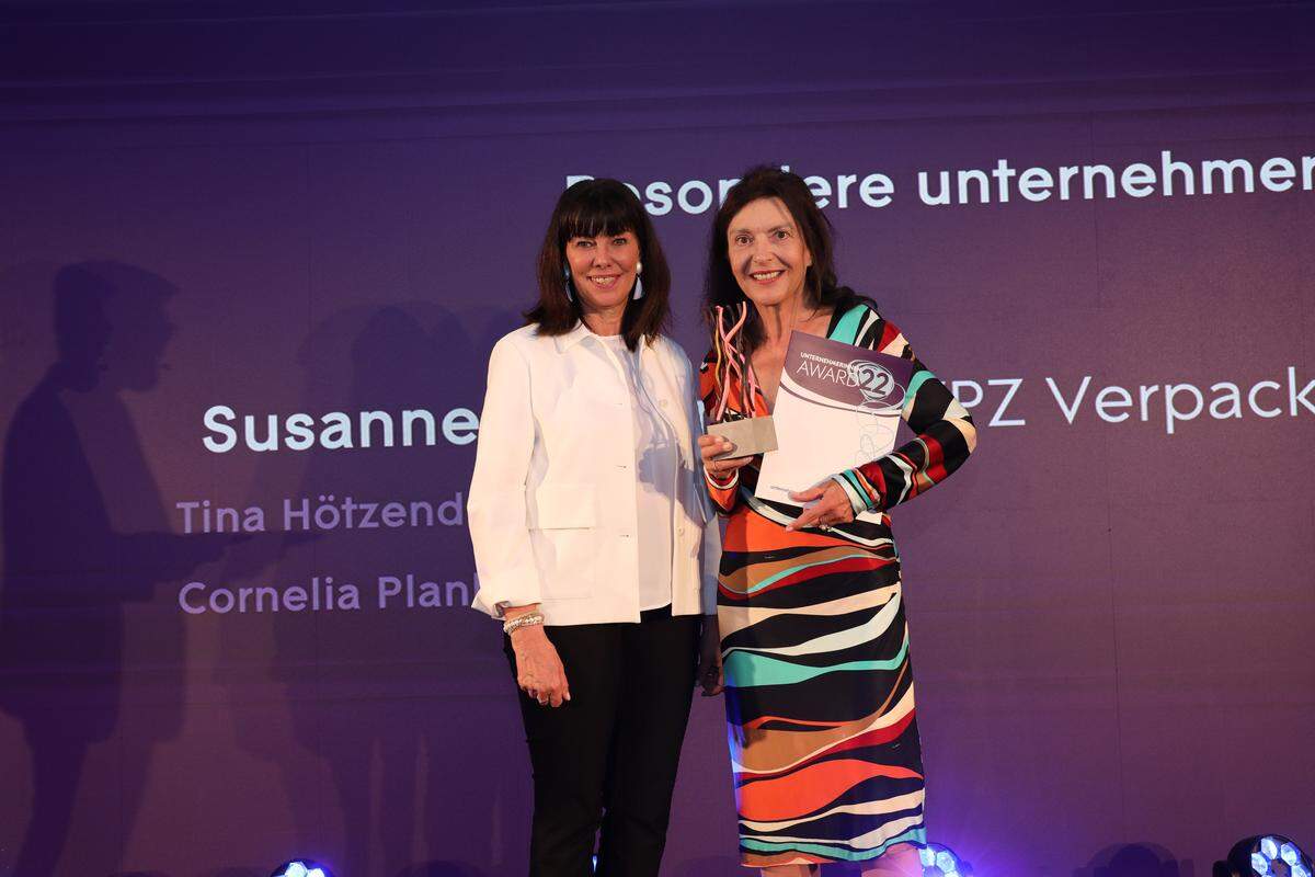 Kategorie Besondere unternehmerische Leistung: Martha Schultz (WKÖ-Vizepräsidentin, Bundesvorsitzende „Frau in der Wirtschaft“) gratuliert Susanne Meininger (VPZ).