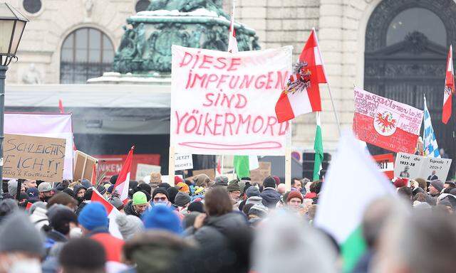 Bei einer Demonstration gegen Corona-Maßnahmen trugen zwei Männer gelbe Davidsterne - am Donnerstag wurde das Duo verurteilt.