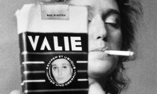 Das berühmte Foto von VALIE EXPORT mit ihrem „Markennamen“, den sie vier Jahre, bevor sie die damals berühmte Zigarettenschachtel von Smart Export 1970 als Träger benutzte, schützen ließ.