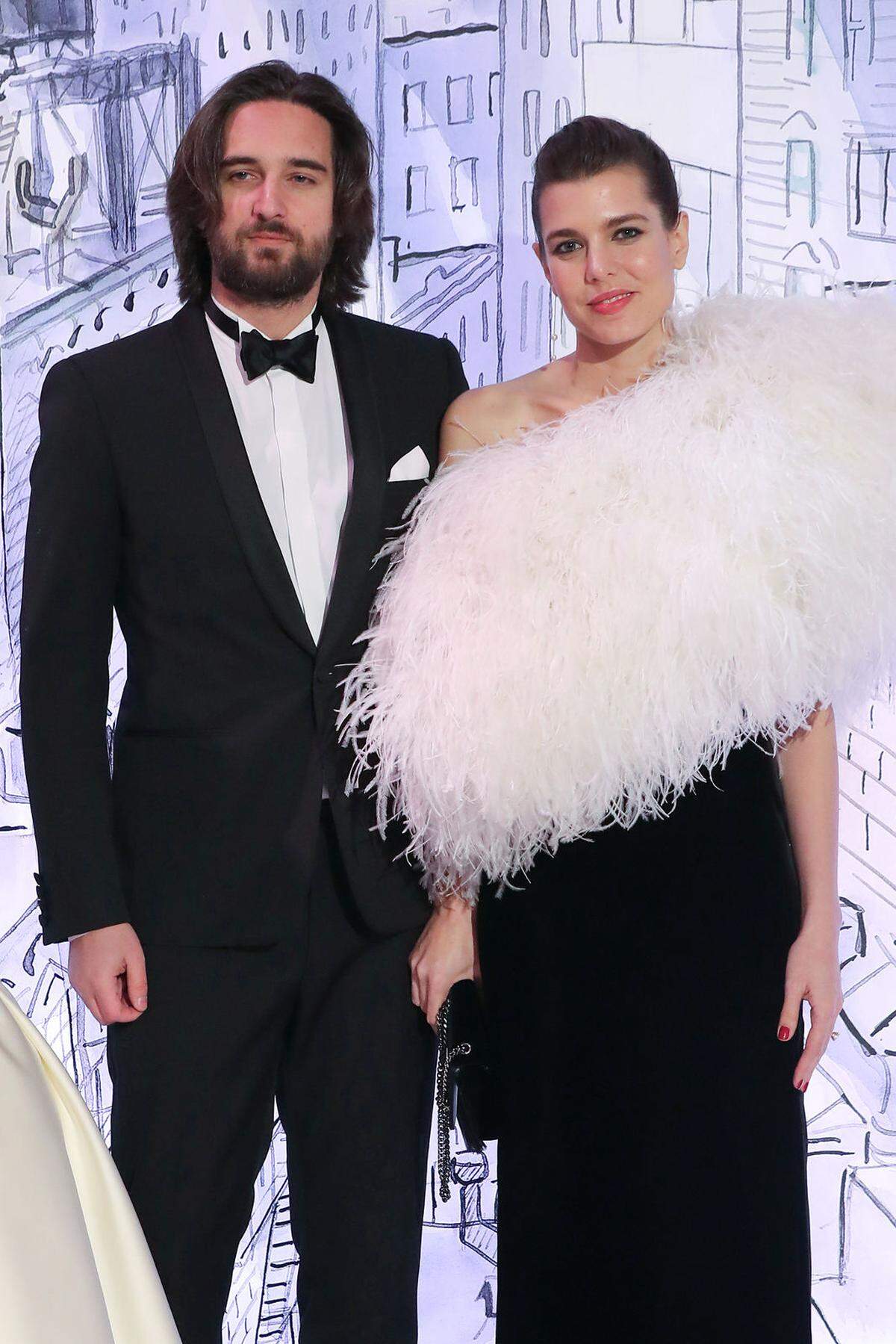 Charlotte Casiraghi wurde Chanel untreu. Sie trug ein Kleid von Saint Laurent und stellte ihren Freund Dimitri Rassam vor.